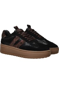 Baskets noires avec une tige texturée, dotées d'accents en imprimé léopard, de lacets marron et d'une épaisse semelle en caoutchouc marron. Doublure en fourrure douce au niveau du talon.