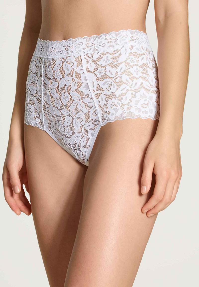 Witte kanten high-waisted panties met een bloemenpatroon, gegolfde tailleband en doorschijnende textuur, met mooie details en een verfijnd ontwerp.