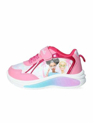 Scarpa sportiva rosa con suola bianca, dotata di dettagli lucidi, una striscia in velcro e una grafica di due personaggi sul lato.