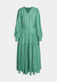 Robe verte à manches longues, col en V, boutonnée devant, ceinture à nouer et jupe froncée, présentée sur un fond clair uni.