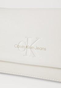 Calvin Klein Jeans SCULPTED FLAP PHONE MONO - Borsa a tracolla - tofu