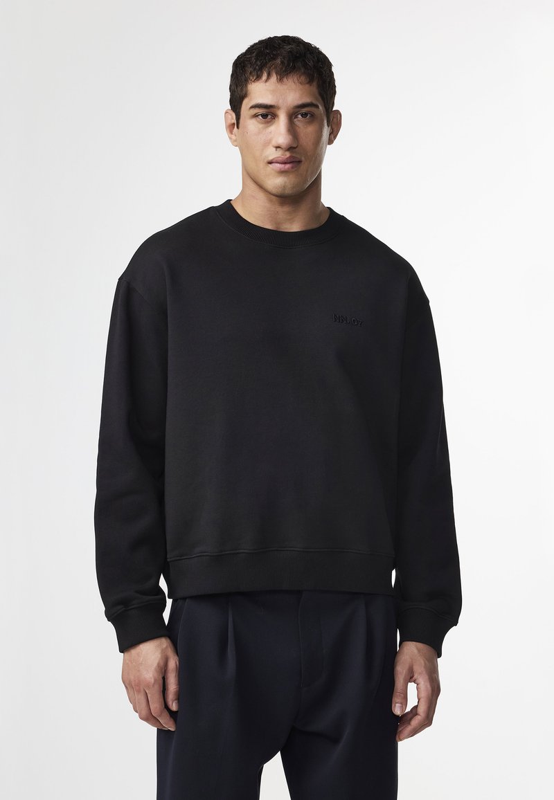 Schwarzer Rundhalsausschnitt-Sweatshirt aus strukturiertem Stoff, mit einem dezenten Logo auf der Brust, und einer lockeren Passform mit gerippten Bündchen und Saum.