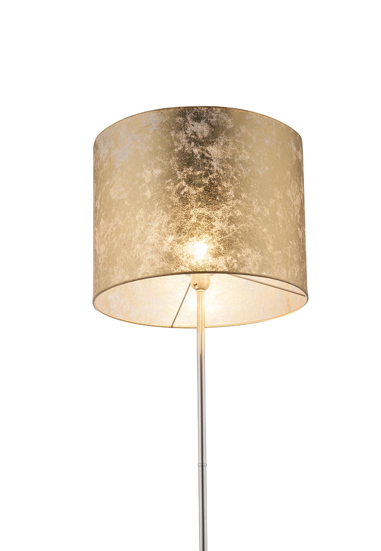 Goldfarbene Stofflampenschirm auf einem schlanken Metallständer. Der Schirm hat eine strukturierte Oberfläche, die es dem Licht ermöglicht, sanft zu streuen.