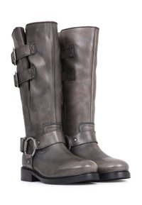 Botas altas de cuero gris con suelas negras, que presentan tiras y hebillas laterales y un tacón bajo.