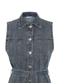 Sukienka dżinsowa bez rękawów, ciemnoniebieska, z kołnierzykiem, z przodu zapinana na guziki, z bocznymi szwami i pasującym paskiem. Z delikatnym efektem wyblaknięcia.