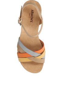 Sandalia beige con tiras multicolores en naranja, amarillo y azul; plantilla de ante; tira en el tobillo; diseño de punta abierta.
