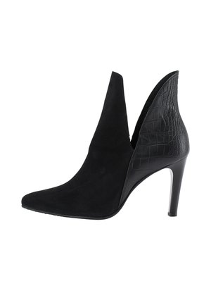 Fekete magassarkú bokacsizma, hegyes orral, velúrból és texturált műkígyóbőr kombinációjából készült, karcsú sziluettel.