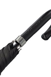 Czarny składany parasol z eleganckim uchwytem, metalicznym akcentem u góry i teksturowanym uchwytem. Kompaktowy design dla łatwej przenośności.