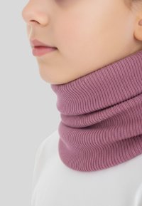 Roze geribbelde gebreide nekwarmer, met een zachte textuur en een hoge kraagontwerp, geschikt voor winterkleding.
