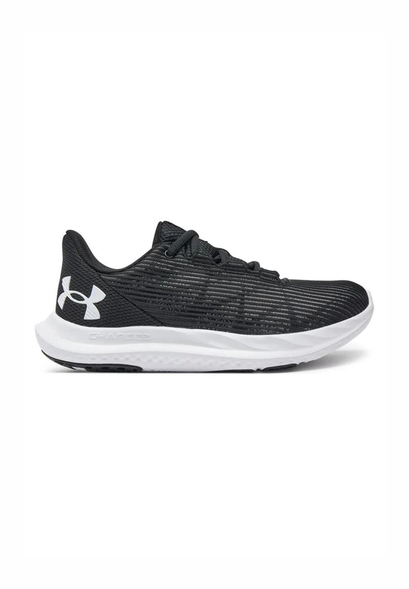 Zapatilla deportiva negra con parte superior texturizada, suela blanca y un diseño de rayas sutil. Presenta cordones y un logo en el talón.