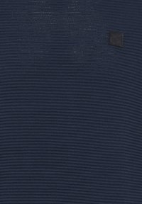 Pull en maille côtelée bleu foncé avec une petite étiquette logo rectangulaire noire sur la partie supérieure de la poitrine.