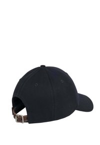 Černá bavlněná baseballová čepice s nastavitelným hnědým koženým popruhem, šesti ventilačními otvory a prošitím na krempě.