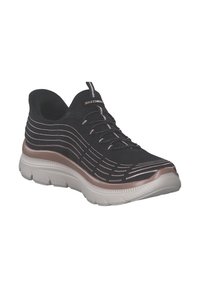 Scarpa sportiva nera con una parte superiore testurizzata, linee di accento metalliche e una spessa suola bianca. Presenta un design con lacci e un colletto imbottito.