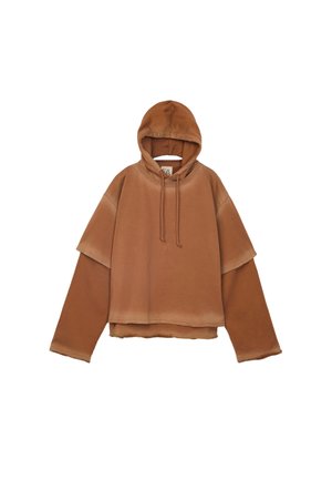 Felpa marrone con design a doppio strato, maniche ampie e cappuccio con coulisse. Presenta una texture morbida e orlo grezzo.