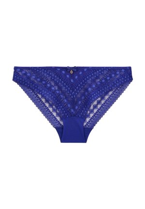 Culotte en dentelle bleue présentant des motifs en dentelle triangulaires, un devant en tissu uni et un petit nœud décoratif avec un détail métallique au centre.