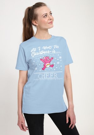 Lyseblå kortærmet t-shirt med et pink bjørne graphic, teksten "Alt jeg ønsker mig til jul er... GLÆDE," og snefnug detaljer.