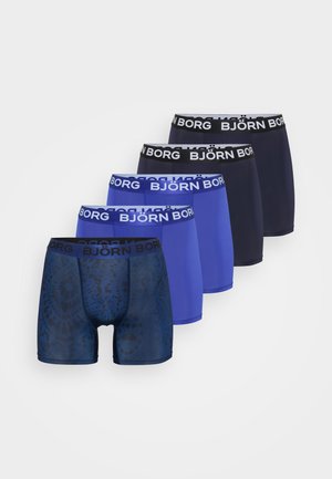 Balení pěti boxerů v různých odstínech modré. Temně modrý kousek má unikátní vzory, všechny s černým elastickým pasem označeným "BJÖRN BORG."