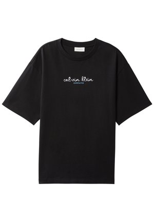 Tricou negru cu mâneci scurte și guler rotund, cu inscripția „calvin klein established 1968” imprimată în alb și albastru deschis, centrat pe piept.
