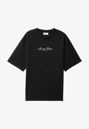 Tricou negru cu mâneci scurte și guler rotund, cu inscripția „calvin klein established 1968” imprimată în alb și albastru deschis, centrat pe piept.