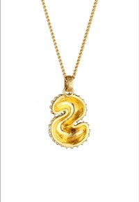 Goldfarbener Halsreif mit einem gewellten Ziffer "2" Anhänger, verziert mit kleinen, runden Kanten und einer strukturierten, glänzenden Oberfläche.