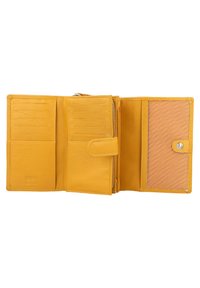 Cartera de cuero amarillo con múltiples compartimentos para tarjetas de crédito, un bolsillo transparente para el DNI y un compartimento con cremallera. Superficie texturizada con cierre a presión.
