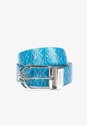 Niebieski skórzany pasek z powtarzającym się wzorem logo MK i srebrną klamrą z grawerem marki Michael Kors.