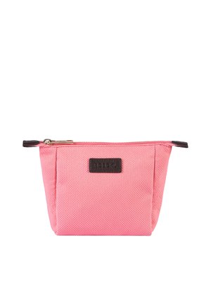 Kleine rosa rechteckige Stofftasche mit Reißverschluss und einem schwarzen rechteckigen Markenetikett mittig auf der Vorderseite.