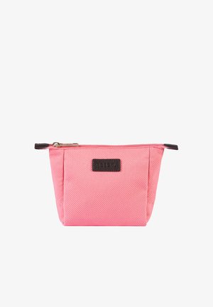 Kleine rosa rechteckige Stofftasche mit Reißverschluss und einem schwarzen rechteckigen Markenetikett mittig auf der Vorderseite.