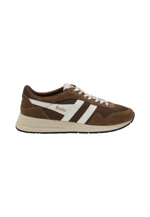 Chaussure de sport marron en mesh et suède avec des accents blancs, des lacets blancs, une semelle beige et le logo "Gola" sur le côté.