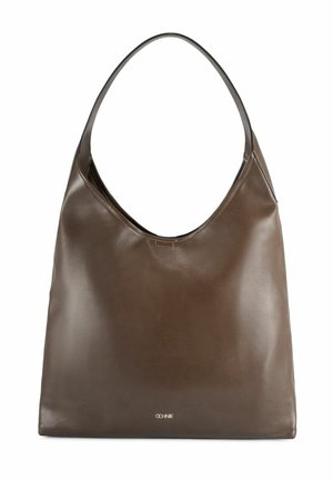 Brązowa skórzana torba na ramię z szerokim paskiem i subtelnym logo marki z przodu, minimalistyczny design, gładka faktura i średni rozmiar.