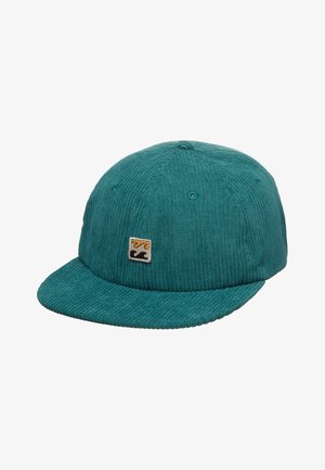 Modrozelená manšestrová čepice s plochým kšiltem a malou našitou vyšívanou nášivkou s logem. Texturovaná látka s vertikálním žebrováním.
