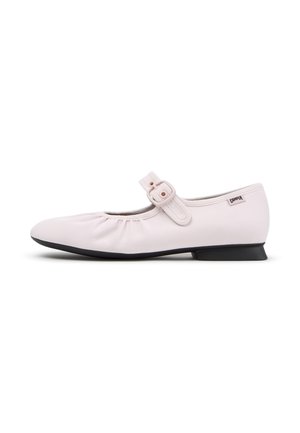 Chaussure plate Mary Jane rose clair avec une bride et une boucle, détails froncés, semelle noire et petite étiquette de marque près du talon.