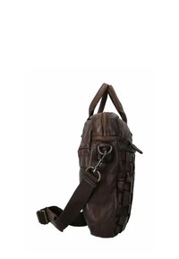 Borsa in pelle marrone con trama intrecciata, dotata di una tracolla removibile, chiusura con zip e manici corti nella parte superiore.