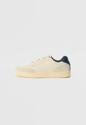 - Sneakersy niskie
