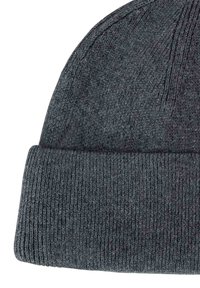 Grijze gebreide muts met een omgerolde rand, voorzien van een geribbeld textuur en een gladde bovenkant. Consistente kleur en materiaal door het hele ontwerp.