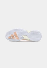 Podeszwa trampka z wzorem jodełki, głównie biała z jasnoróżowymi akcentami i centralnym kremowym segmentem, smukły design.