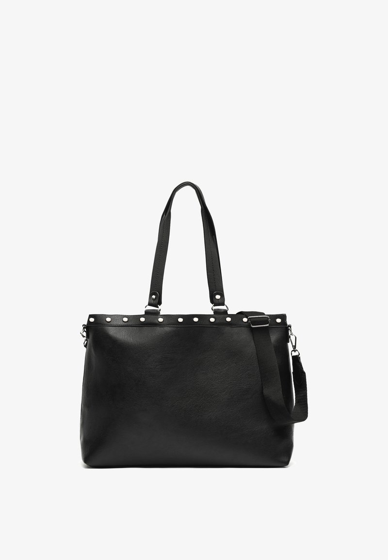 Zwarte nep leren tote bag met dubbele handvatten, een verstelbare schouderriem en zilveren studs langs de bovenrand. Gladde textuur.
