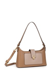 Brązowa skórzana torba na ramię z płaską beżową przednią kieszonką, złotymi akcentami i regulowanym paskiem. Gładka tekstura, zaokrąglony kształt.