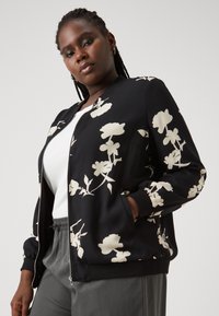 Vero Moda Curve VMNEWHALLIE - Bomber Jacket - black/paya
