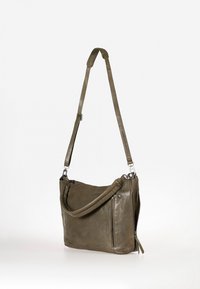 Olivgrüne Leder-Schultertasche mit strukturiertem Finish, ausgestattet mit einem langen verstellbaren Trageriemen und Reißverschlusstaschen an der Seite.