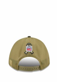 Khakifarbenes Mesh-Baseballcap mit verstellbarem Riemen, featuring einem gestickten NFL-Logo und einem Banddesign auf der Rückseite. Mit strukturierten Oberflächendetails.