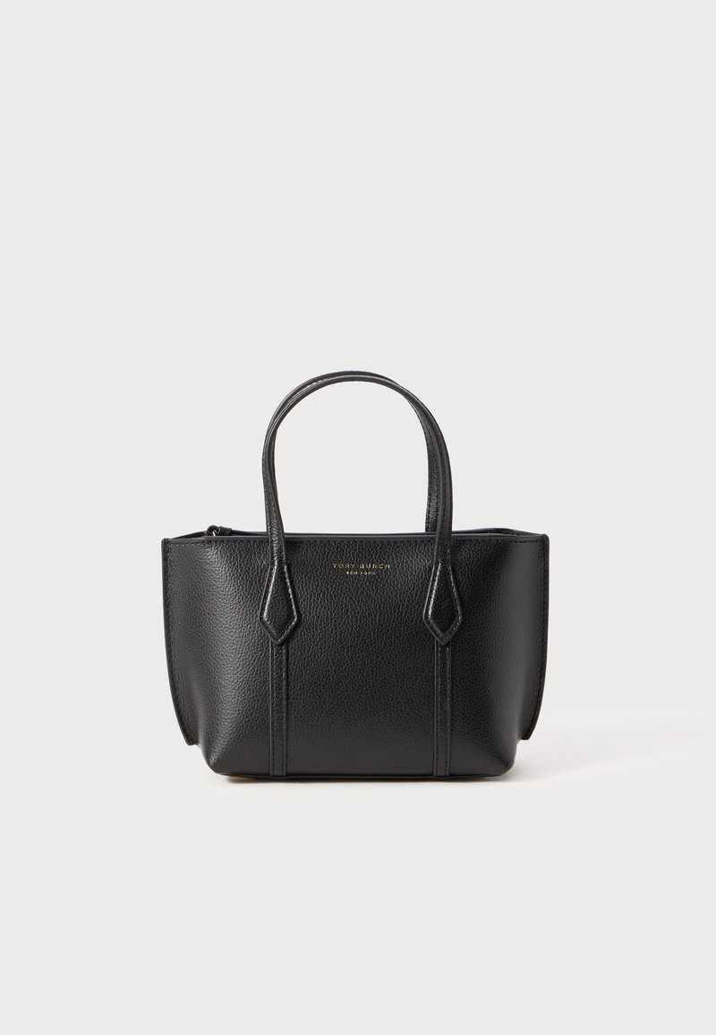 Svart läder tote väska med strukturerad design, dubbla topphandtag och subtila sidopaneler. Guldtryck med logotyp präglat på framsidan.