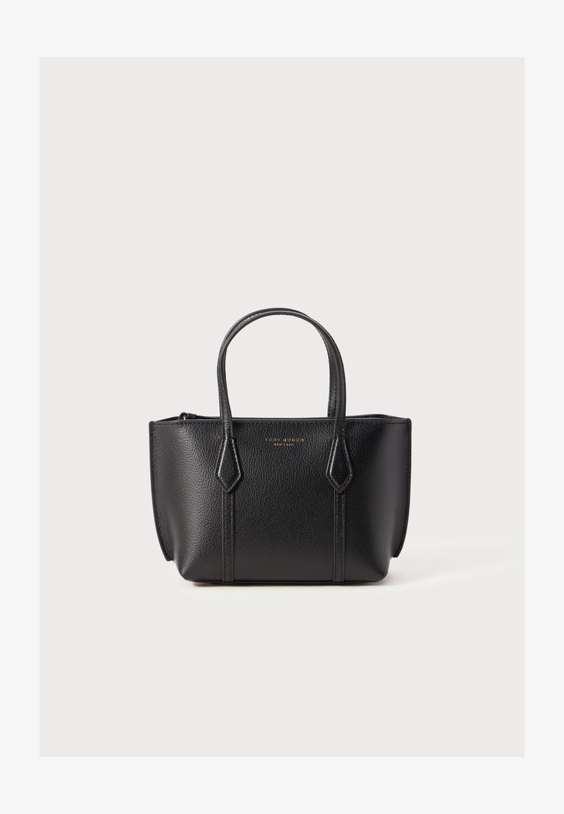 Melnas ādas roku soma ar strukturētu dizainu, dubultām augšējām rokturiem un smalkiem sānu paneļiem. Zelta zīmols iegravēts priekšpusē.