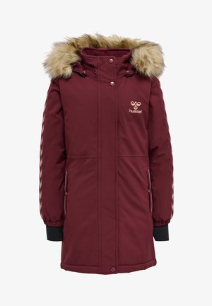 Vinröd isolerad parka med huva av konstpäls, dragkedja framtill och sidofickor. Har kontrasterande ränder på ärmarna och logobroderi.