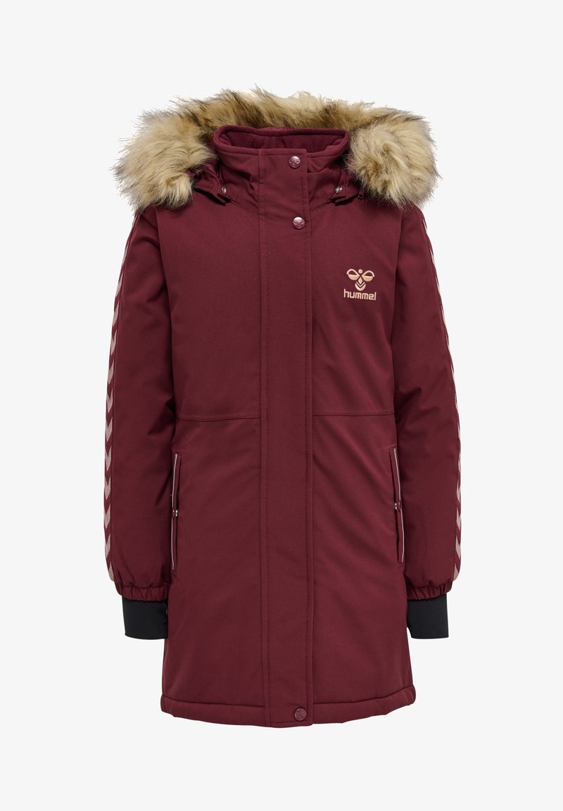 Mørkerød isoleret parka med hætte i imiteret pels, lynlåslukning foran og sidelommer. Har kontrasterende striber på ærmerne og logo-broderi.