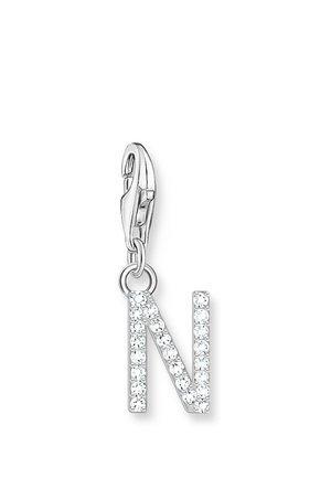 Charm en argent avec un fermoir mousqueton présentant la lettre N ornée de petits pierres précieuses transparentes.