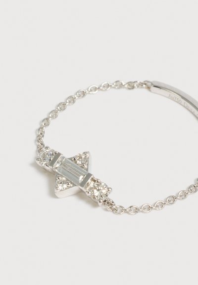 Bracelet chaîne en argent délicat avec un design central en forme de flèche, orné de pierres précieuses transparentes rectangulaires et rondes.