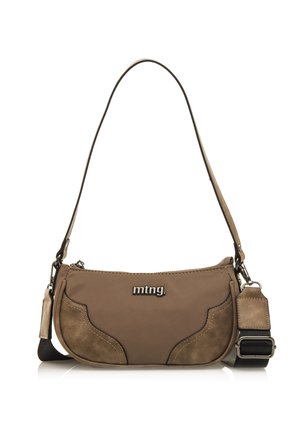 Braune Schultertasche aus Wildleder und glattem Material, mit Reißverschluss, Logodetail und verstellbarem Tragegurt. Sie verfügt über abgerundete Akzente und einen abnehmbaren Anhänger.