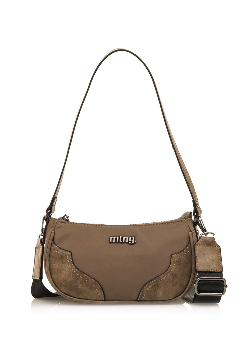 Borsa a spalla marrone in suede e tessuto liscio, chiusura con zip, dettaglio del logo e tracolla regolabile. Presenta accenti curvi e un'etichetta removibile.