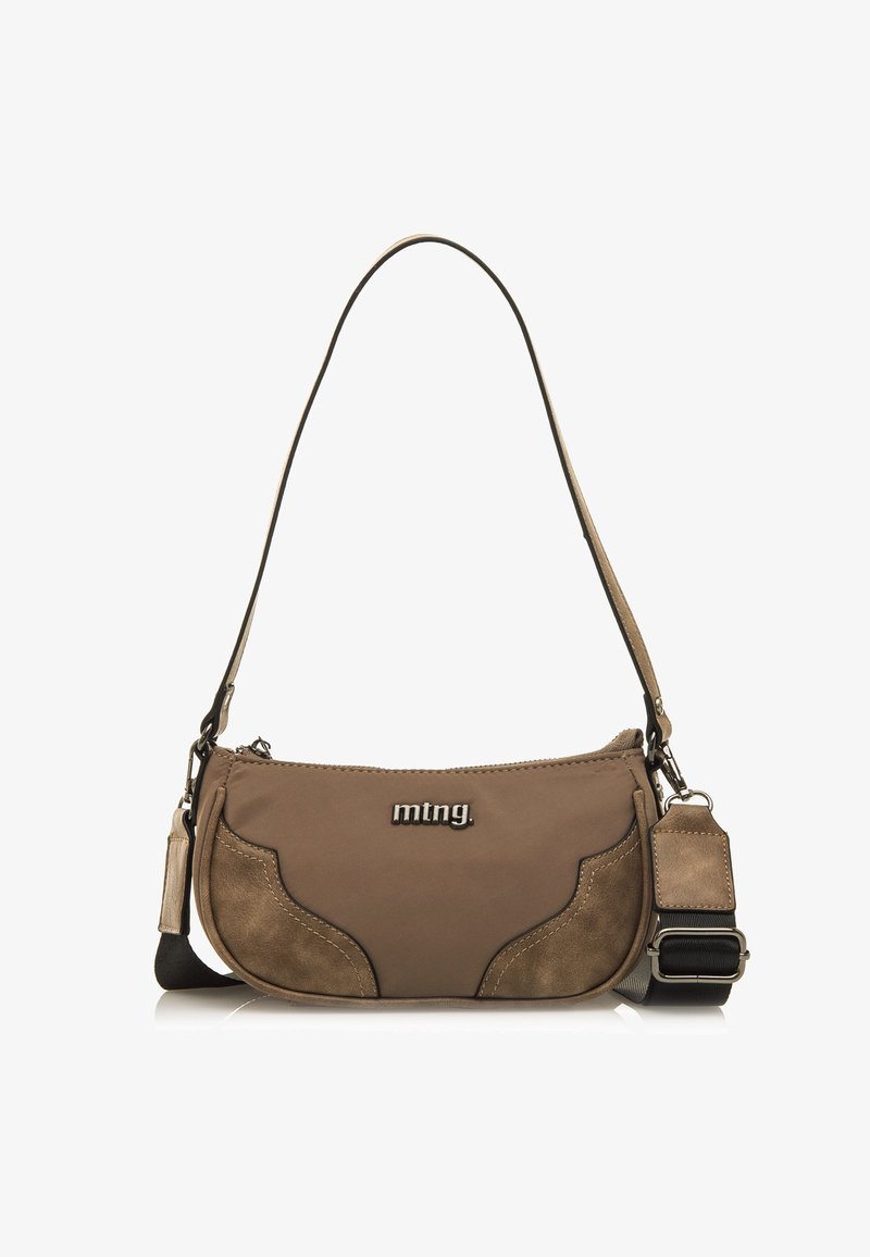 Borsa a spalla marrone in suede e tessuto liscio, chiusura con zip, dettaglio del logo e tracolla regolabile. Presenta accenti curvi e un'etichetta removibile.